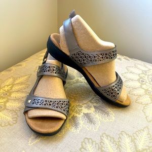 Trotters comfort sandal size 7 never worn metallic look